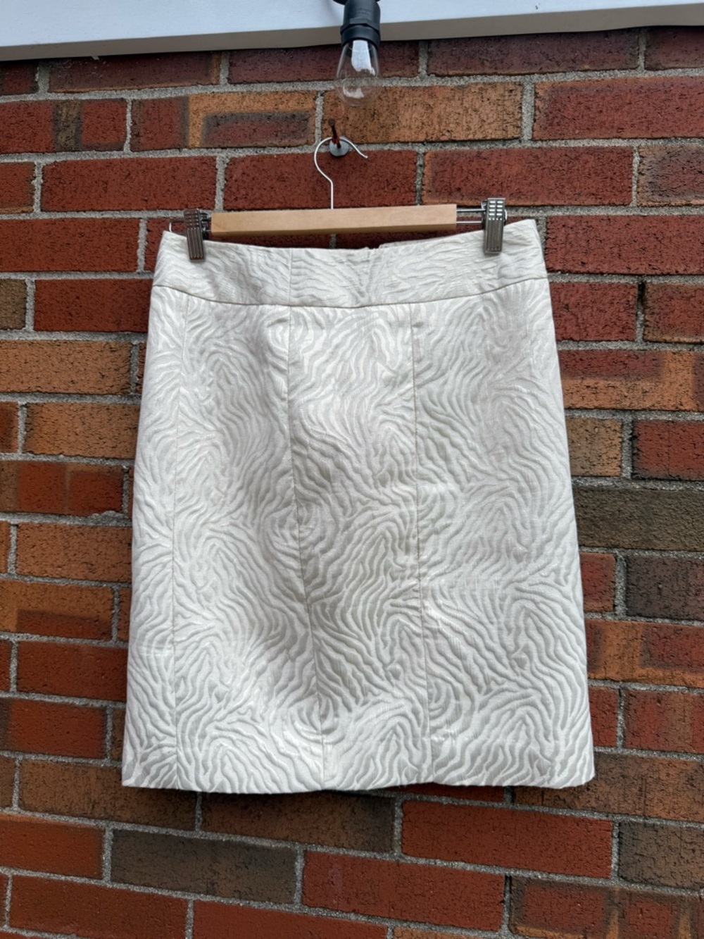 Ann Taylor LOFT Cream Textured Metallic Pencil Skirt Size 4